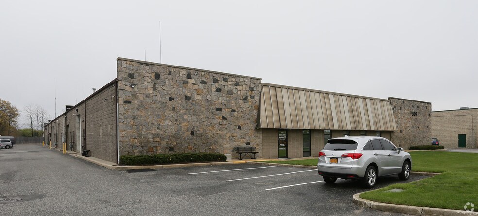 305 Knickerbocker Ave, Bohemia, NY à louer - Photo de l’immeuble – Image 1 sur 16