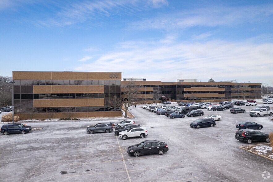 600 Hart Rd, Barrington, IL à louer - Photo de l’immeuble – Image 2 sur 7