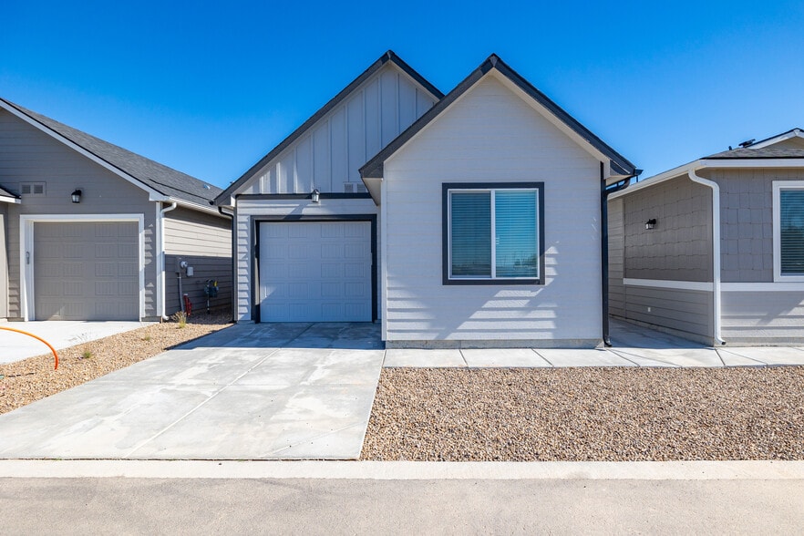 1859 NW Enterprise St, Mountain Home, ID à vendre - Photo de l’immeuble – Image 2 sur 21