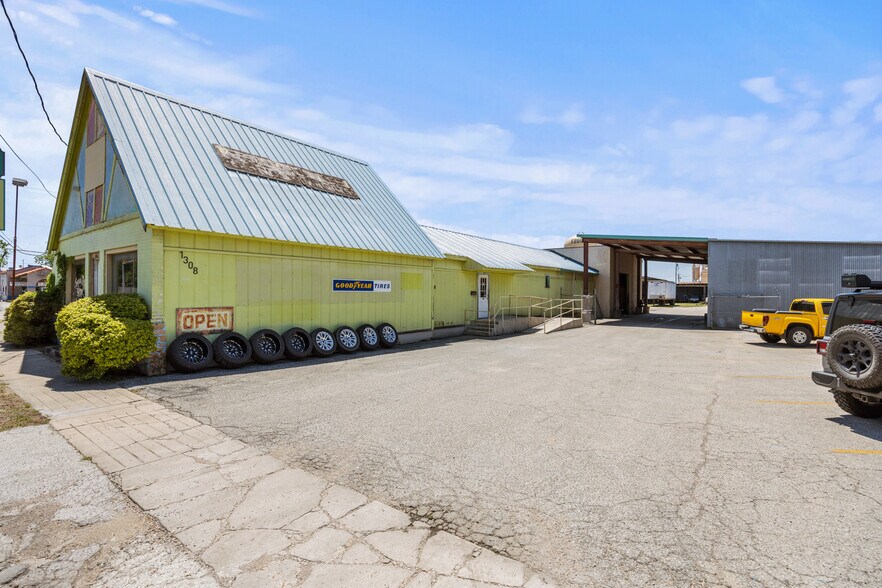 1308 N Austin, Seguin, TX à louer - Photo de l’immeuble – Image 2 sur 26