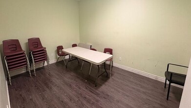 1295 Eglinton Ave, Mississauga, ON à louer Photo intérieure– Image 2 sur 9