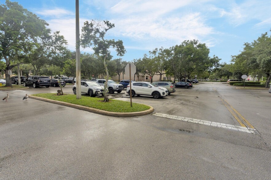 1757 N University Dr, Pembroke Pines, FL à louer - Photo de l’immeuble – Image 3 sur 31