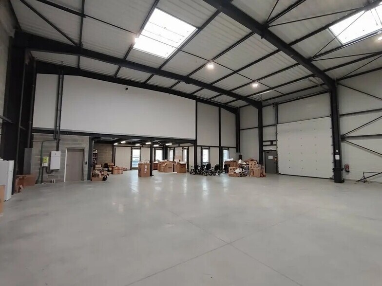 Local d’activités dans Chassieu à louer - Photo de l’immeuble – Image 3 sur 8