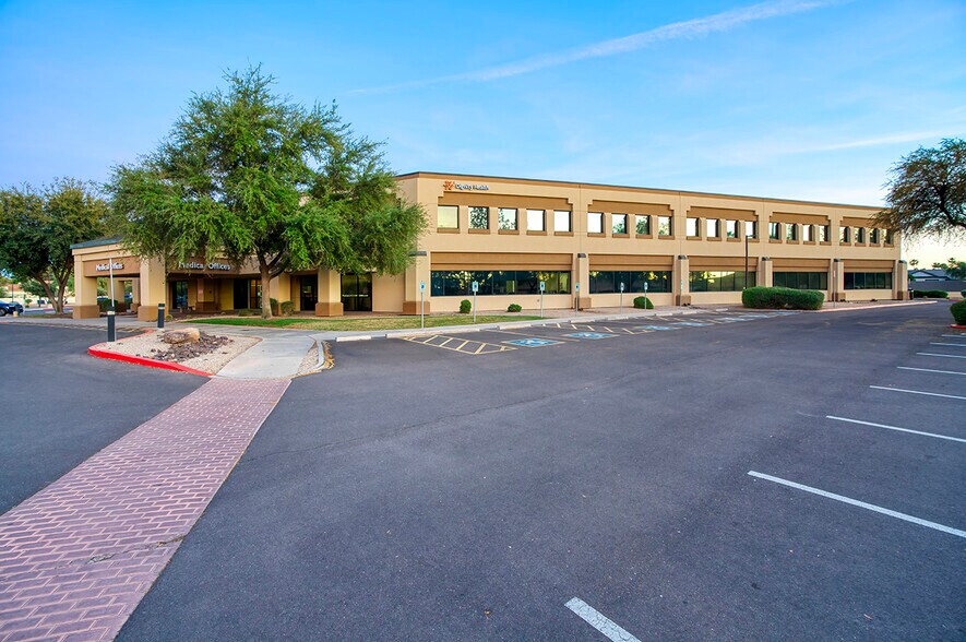 1501 N Gilbert Rd, Gilbert, AZ à louer - Photo de l’immeuble – Image 3 sur 10