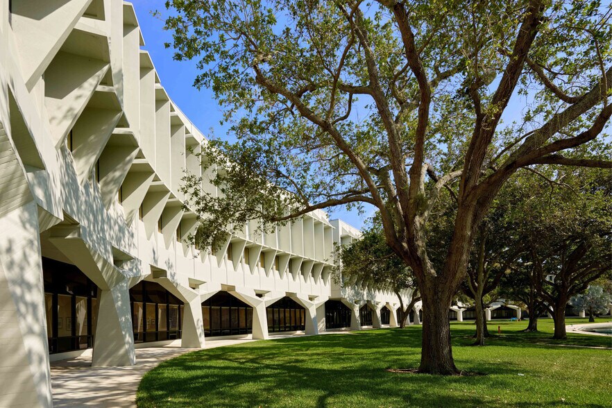 5000 T Rex Ave, Boca Raton, FL à louer - Photo de l’immeuble – Image 2 sur 9