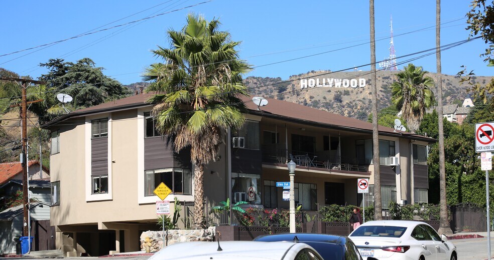 2649 N Beachwood Dr, Los Angeles, CA à vendre - Photo principale – Image 2 sur 12