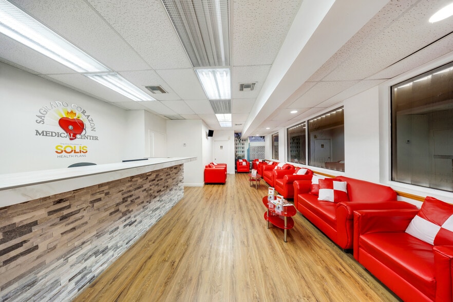 700 E 1st Ave, Hialeah, FL à louer - Photo principale – Image 1 sur 26