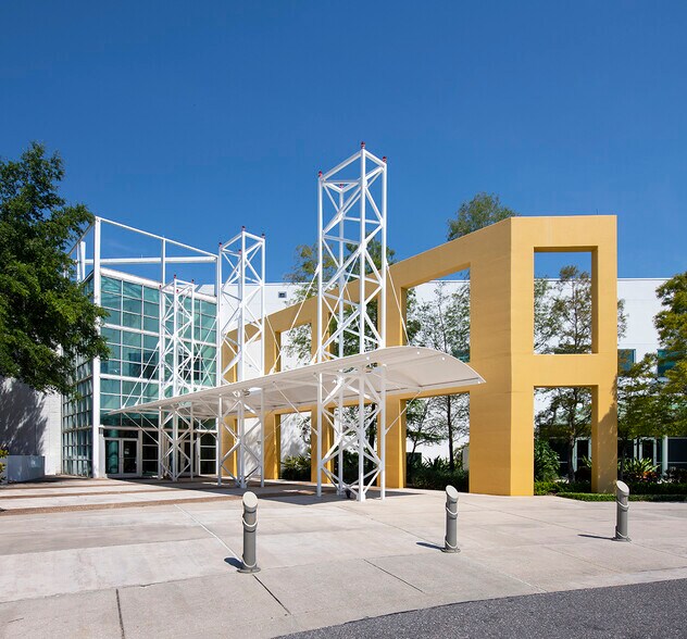 5701 E Hillsborough Ave, Tampa, FL à louer - Photo de l’immeuble – Image 3 sur 42
