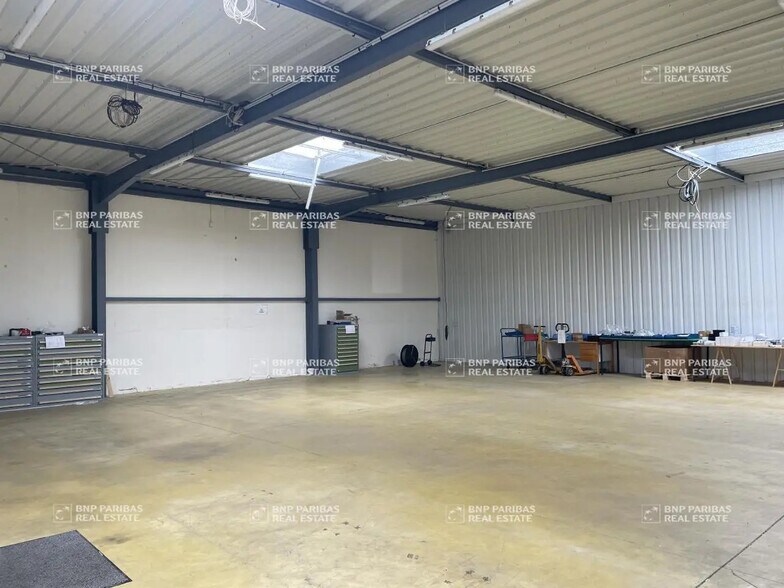 Local d'activités dans Fleury-les-Aubrais à vendre - Photo de l’immeuble – Image 3 sur 7