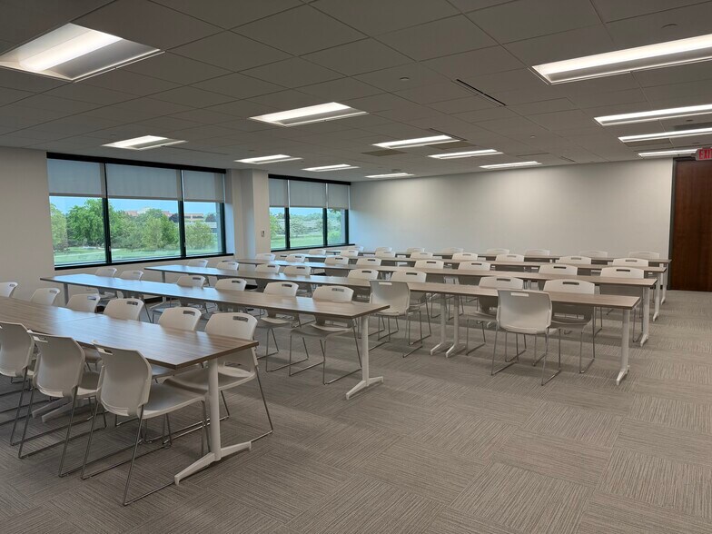 N19W24133 Riverwood Dr, Pewaukee, WI à louer - Photo intérieure – Image 3 sur 7