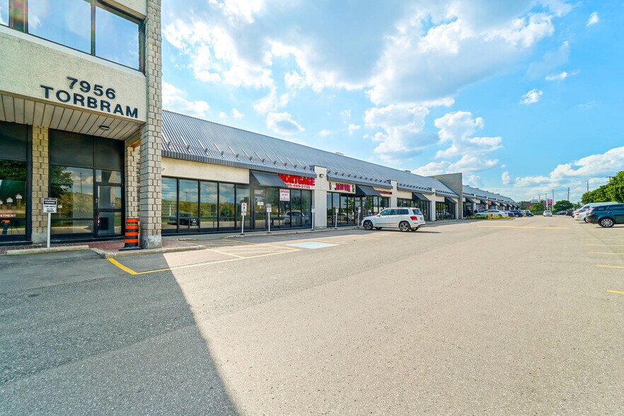 7956 Torbram Rd, Brampton, ON à louer - Photo de l’immeuble – Image 1 sur 28