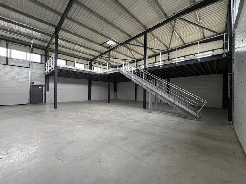 Local d’activités dans Sacy-le-Grand à louer - Photo de l’immeuble – Image 1 sur 4