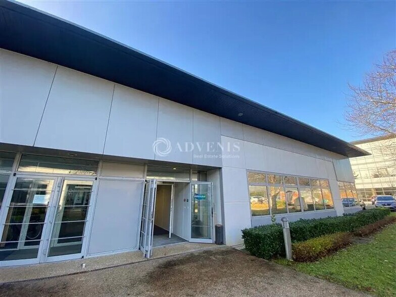 Local d’activités dans Élancourt à louer - Photo de l’immeuble – Image 1 sur 6