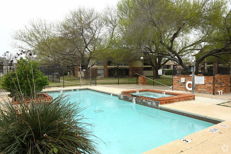 1705 Crossing Pl, Austin, TX à vendre - Photo de l’immeuble – Image 3 sur 5