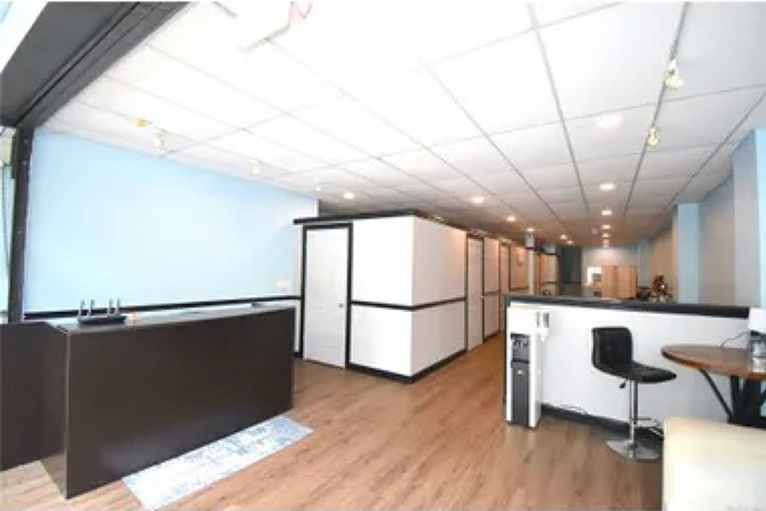 89 E Shore Rd, Manhasset, NY à louer - Photo de l’immeuble – Image 3 sur 6
