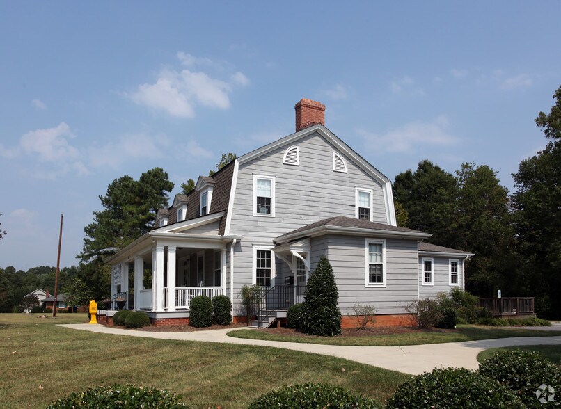 7504 Summerfield Rd, Summerfield, NC à louer - Photo de l’immeuble – Image 2 sur 33