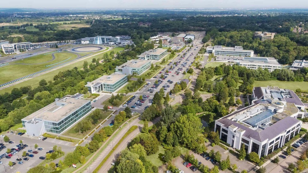 2 Brooklands Rd, Weybridge à louer - Photo de l’immeuble – Image 1 sur 20