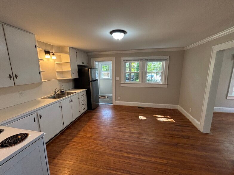 827 Cox Rd, Gastonia, NC à louer - Photo intérieure – Image 3 sur 8