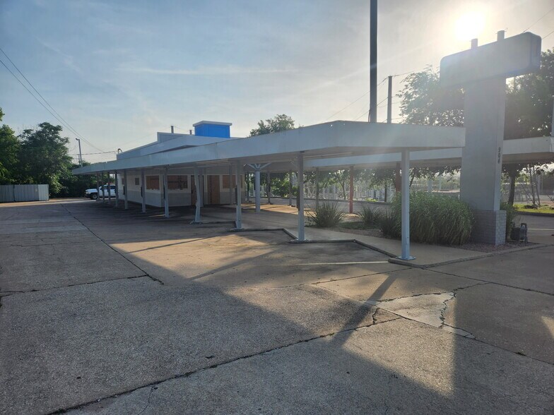 904 Buchanan Dr, Burnet, TX à louer - Photo de l’immeuble – Image 3 sur 5