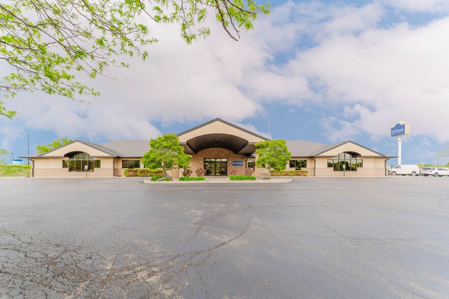 1875 West Pointe Dr, Oshkosh, WI à vendre - Photo de l’immeuble – Image 2 sur 28