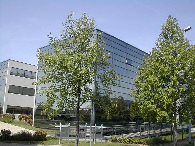 Bureau dans Poissy à louer - Photo de l’immeuble – Image 1 sur 12