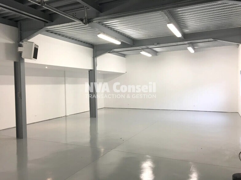 Local d'activités dans Franconville à vendre - Photo de l’immeuble – Image 1 sur 12