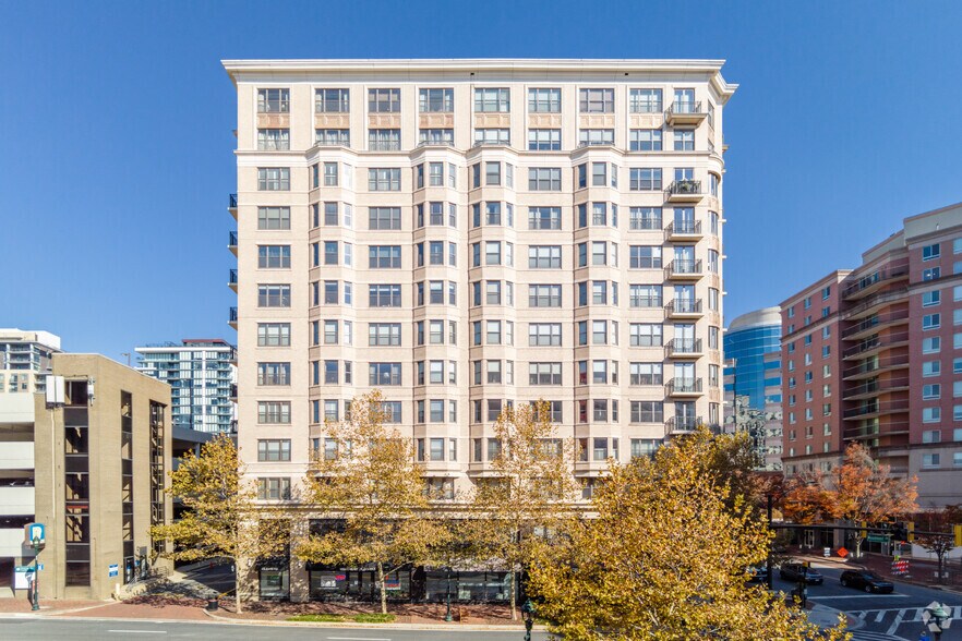 7710 Woodmont Ave, Bethesda, MD à louer - Photo de l’immeuble – Image 2 sur 4