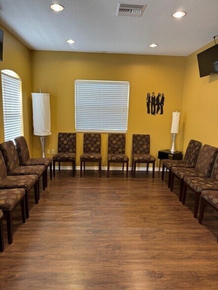 13053 W Linebaugh Ave, Tampa, FL à louer - Photo de l’immeuble – Image 2 sur 7