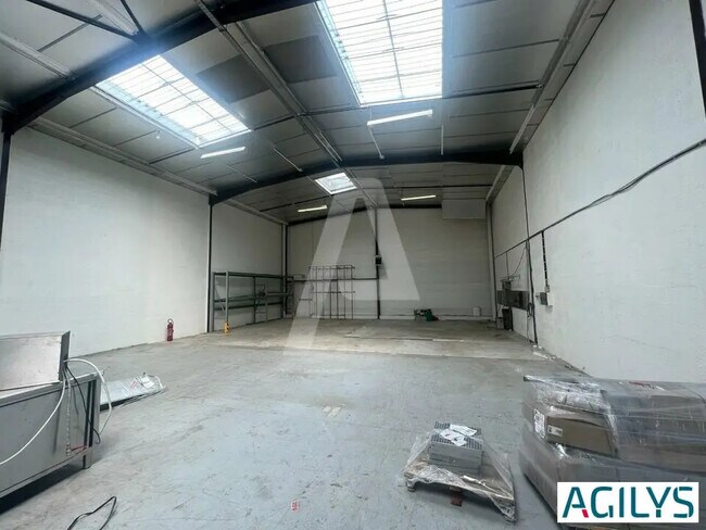 Plus de détails pour Local d'activités à louer