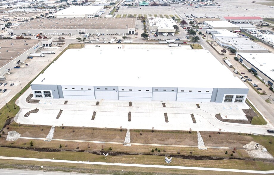 3050 Red Hawk Dr, Grand Prairie, TX à louer - Photo de l’immeuble – Image 3 sur 4
