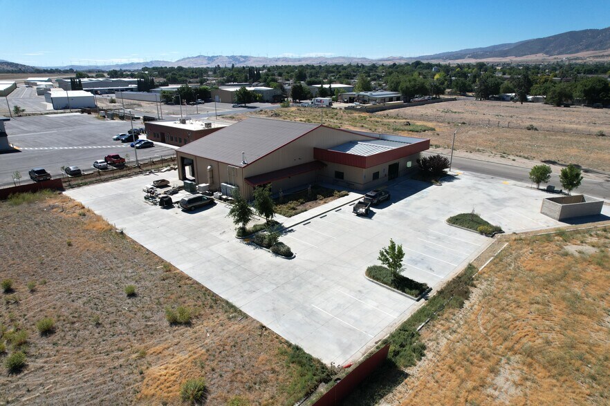 325 N Industrial Pky, Tehachapi, CA à vendre - Photo de l’immeuble – Image 3 sur 11