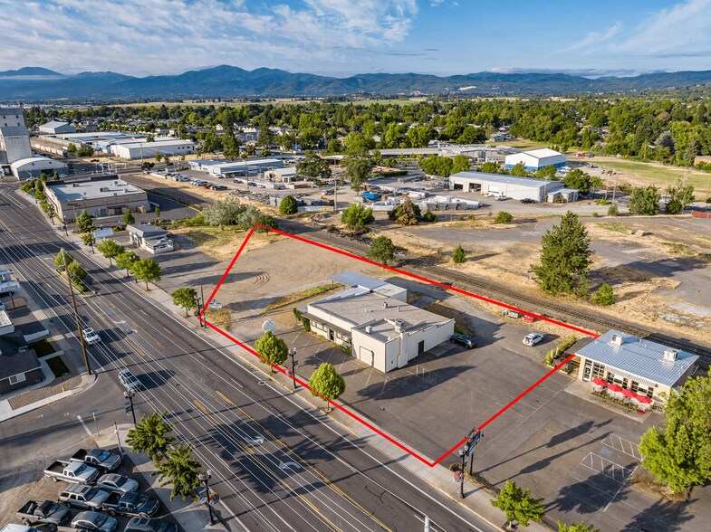 211 Front St, Central Point, OR à vendre - Photo de l’immeuble – Image 1 sur 65