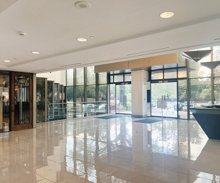 2401 Fountain View Dr, Houston, TX à louer - Hall d’entrée – Image 3 sur 9