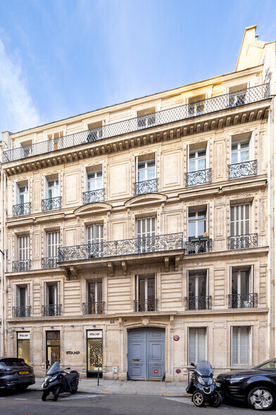 19 Rue De Marignan, Paris à louer - Photo principale – Image 1 sur 4