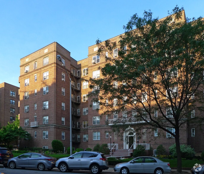 6861 Yellowstone Blvd, Flushing, NY à vendre - Photo de l’immeuble – Image 2 sur 14
