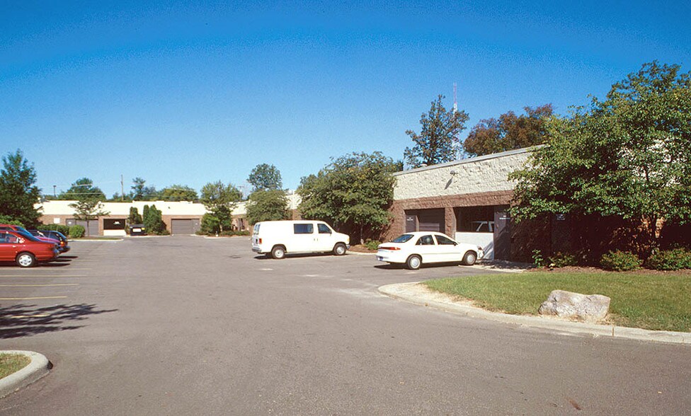 41551-41651 W 11 Mile Rd, Novi, MI à louer - Photo de l’immeuble – Image 2 sur 11