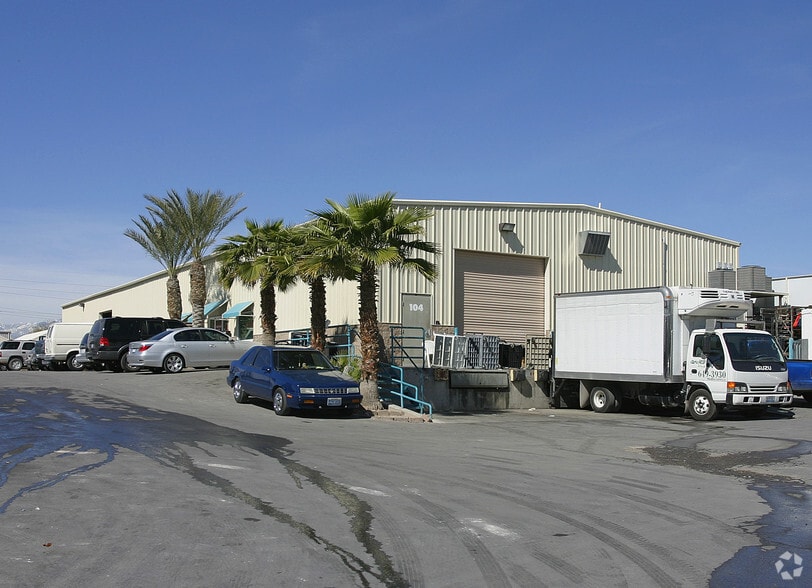 104 W Mayflower Ave, North Las Vegas, NV à vendre - Photo de l’immeuble – Image 3 sur 4