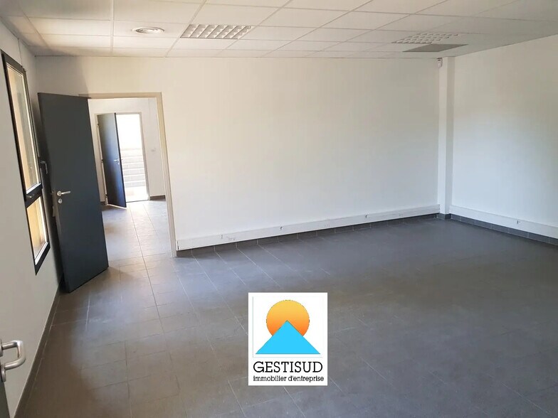 Local d’activités dans Aubagne à louer - Photo de l’immeuble – Image 2 sur 3