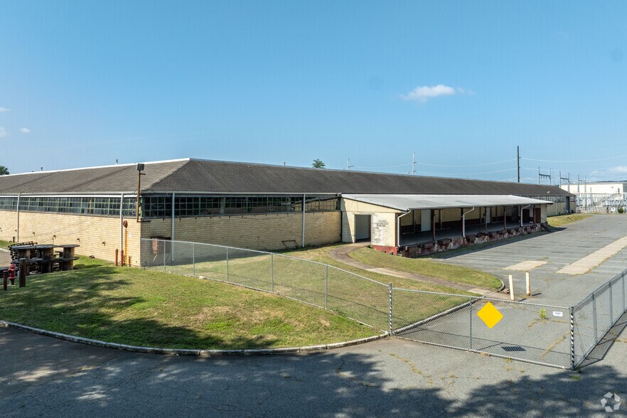 19-05 Nevins Rd, Fair Lawn, NJ à louer - Photo de l’immeuble – Image 3 sur 11