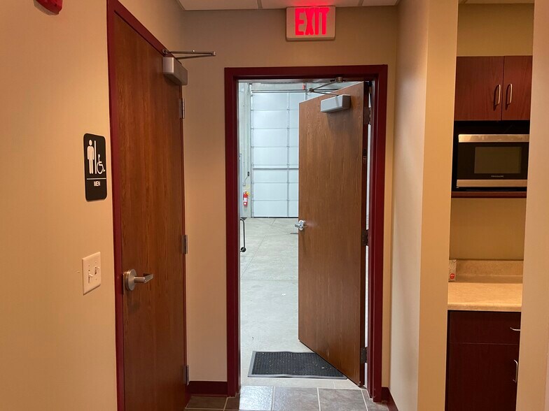 101 Theodore Dr, Oswego, IL à louer - Photo de l’immeuble – Image 2 sur 30