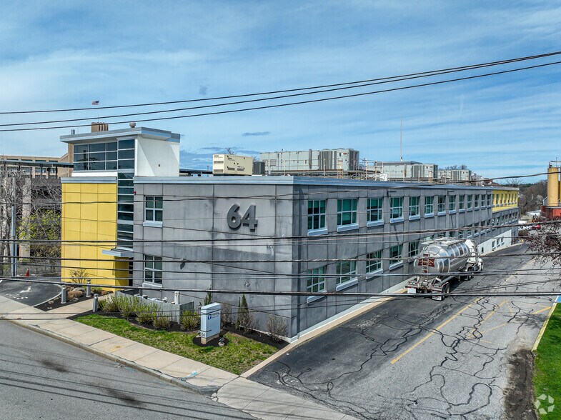 64 Grove St, Watertown, MA à louer - Photo principale – Image 1 sur 4