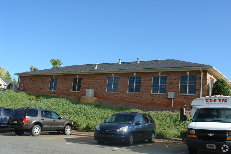 2536 Plantation Center Dr, Matthews, NC à louer - Photo de l’immeuble – Image 2 sur 9