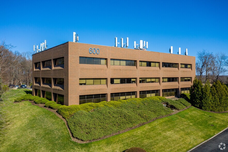 600 E Crescent Ave, Upper Saddle River, NJ à louer - Photo principale – Image 1 sur 6