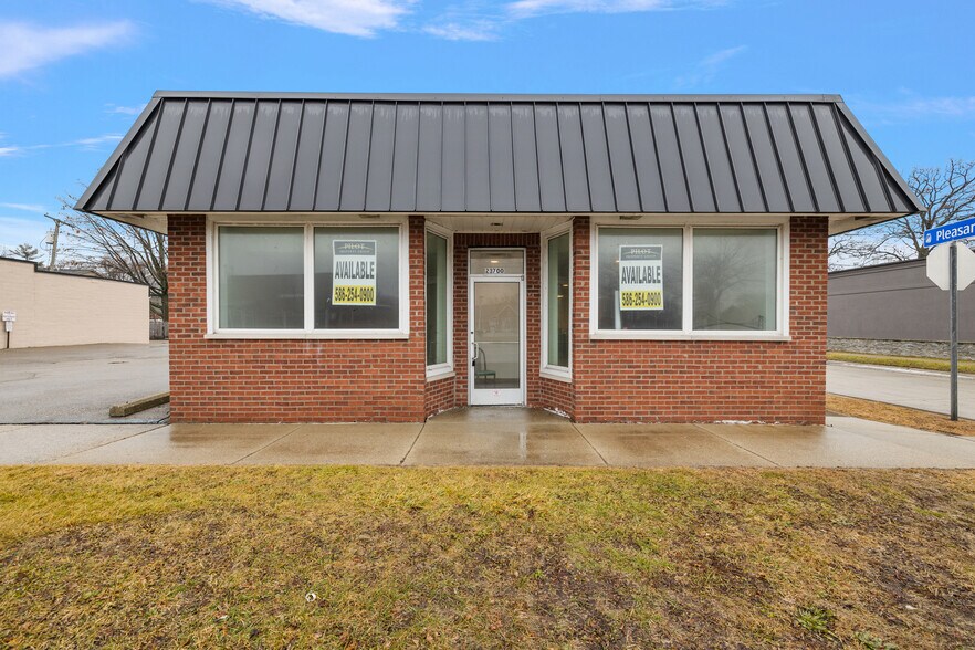 23700 Harper Ave, Saint Clair Shores, MI à louer - Photo de l’immeuble – Image 1 sur 14