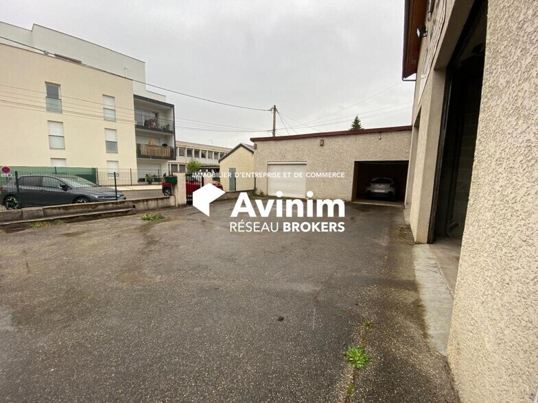 Local d’activités dans Échirolles à louer - Photo de l’immeuble – Image 3 sur 10