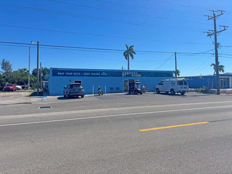 3324 Stringfellow Rd, Saint James City, FL à vendre - Photo de l’immeuble – Image 3 sur 3