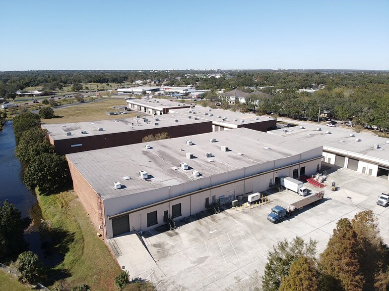 2335 Commerce Point Dr, Lakeland, FL à louer - Photo de l’immeuble – Image 1 sur 11