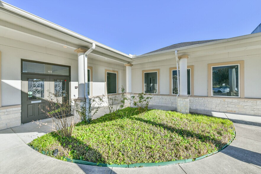 1111 S Friendswood Dr, Friendswood, TX à louer - Photo de l’immeuble – Image 3 sur 26