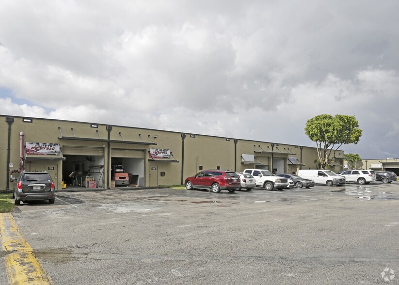 7208-7224 NW 25th St, Miami, FL à louer - Photo de l’immeuble – Image 3 sur 5