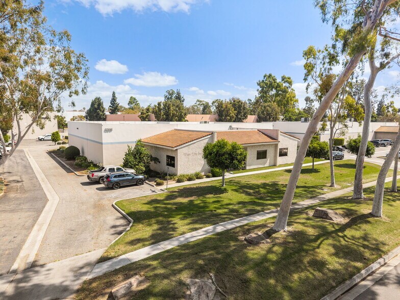12951 166th St, Cerritos, CA à vendre - Photo de l’immeuble – Image 3 sur 22